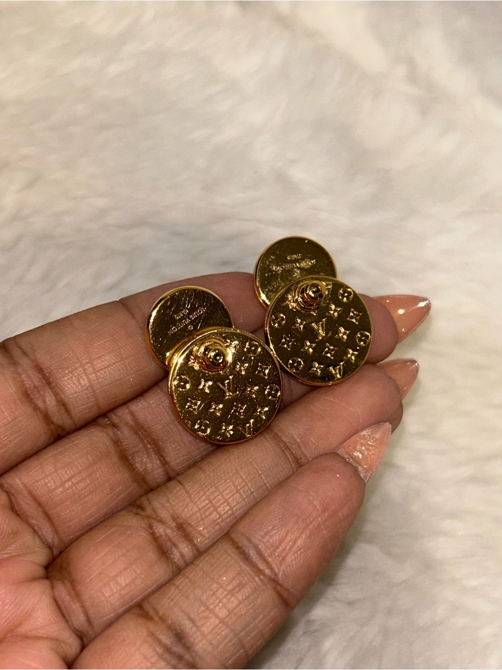 Louis Vuitton Gold Mother Of Pearl L To V Pearlfection Earrings- LIKE NEW - Picture 9 of 14